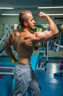 Kameraya poz yakışıklı atletik erkek