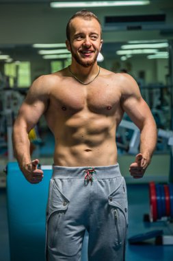 Kameraya poz yakışıklı atletik erkek