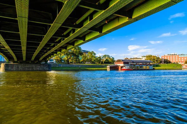 KRAKOW, POLONIA - 15 DE SEPTIEMBRE: Hermoso río Vístula, Polonia en 22 de septiembre de 2015 — Foto de Stock