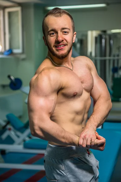 Handsome athletic man posing to the camera — Stock Photo, Image