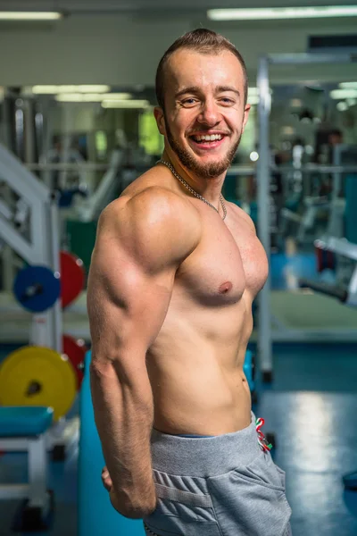 Handsome athletic man posing to the camera — Stock Photo, Image