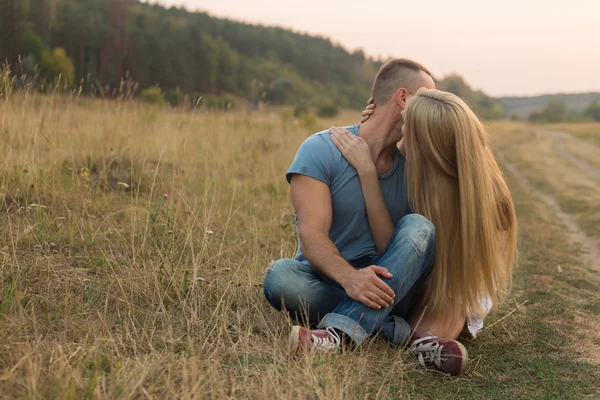 Jovem casal em um campo — Fotografia de Stock