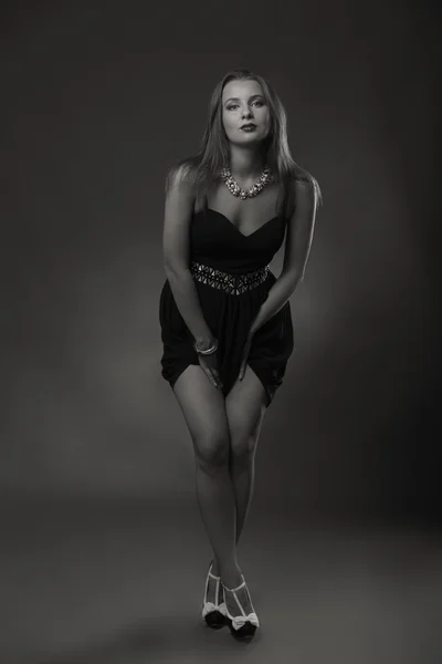 Zwart-wit foto van een mooi meisje — Stockfoto
