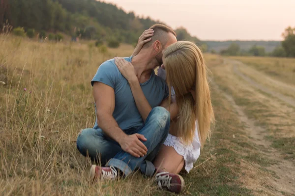 Jovem casal em um campo — Fotografia de Stock