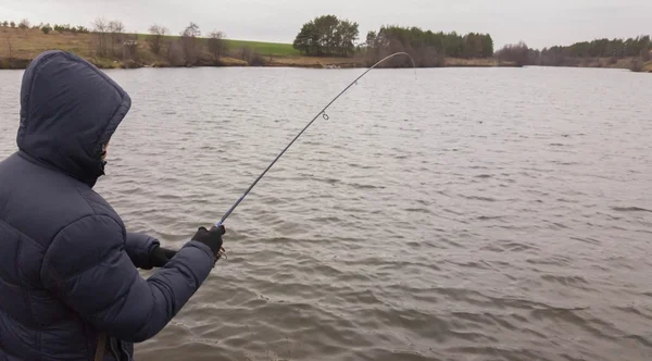 Чоловік з обертанням на озері. Риболовля — стокове фото