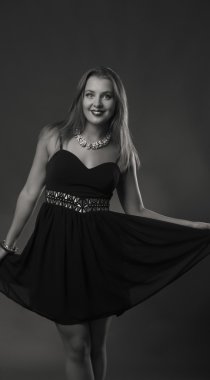 Genç bir kadının güzel siyah beyaz portre