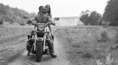 Bir motosiklet bir alanda aşık genç bir çift