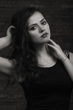 Bir kız güzel romantik görüntüsü. Güzel esmer karanlık bir arka plan üzerinde şık giysiler içinde. Profesyonel makyaj. Moda dergileri, afiş ve Web siteleri için fotoğraf.