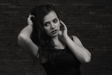 Bir kız güzel romantik görüntüsü. Güzel esmer karanlık bir arka plan üzerinde şık giysiler içinde. Profesyonel makyaj. Moda dergileri, afiş ve Web siteleri için fotoğraf.