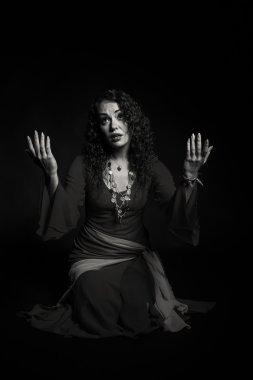 Siyah ve beyaz fotoğraf güzel bir dans eden kız