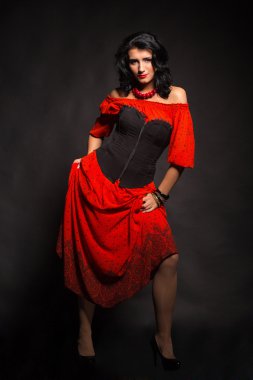 Karanlık bir arka plan üzerinde güzel, gizemli, şirin esmer. Siyah ve beyaz fotoğraf güzel gizemli esmer.