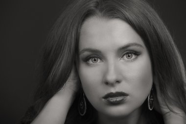Güzel bir kızın siyah beyaz fotoğrafı.