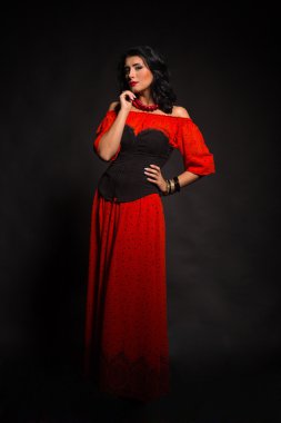 Karanlık bir arka plan üzerinde güzel, gizemli, şirin esmer. Siyah ve beyaz fotoğraf güzel gizemli esmer.