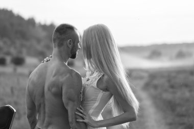 Genç bir çift tarlada