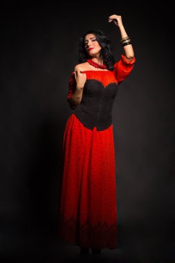 Karanlık bir arka plan üzerinde güzel, gizemli, şirin esmer. Siyah ve beyaz fotoğraf güzel gizemli esmer.