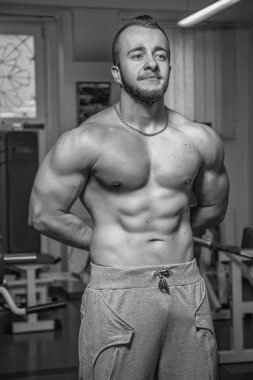 Kameraya poz yakışıklı atletik erkek