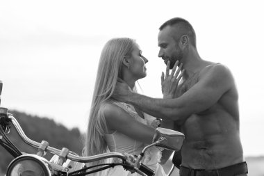 Genç bir çift tarlada