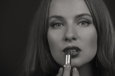 Güzel bir kızın siyah beyaz fotoğrafı.