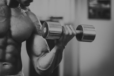 Atlet spor salonunda dikey itme yapma. Arka kasları egzersiz için güç. Fotoğraflar spor dergileri, afiş ve Web siteleri için.