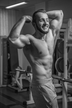 Kameraya poz yakışıklı atletik erkek