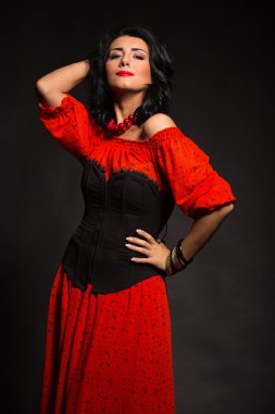 Karanlık bir arka plan üzerinde güzel, gizemli, şirin esmer. Siyah ve beyaz fotoğraf güzel gizemli esmer.