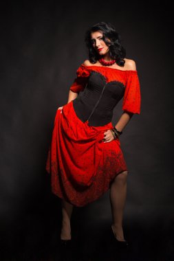 Karanlık bir arka plan üzerinde güzel, gizemli, şirin esmer. Siyah ve beyaz fotoğraf güzel gizemli esmer.