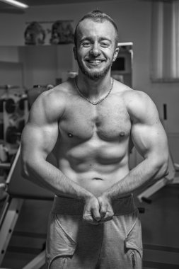 Kameraya poz yakışıklı atletik erkek