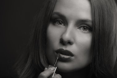 Güzel bir kızın siyah beyaz fotoğrafı.