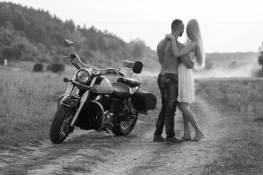 Genç bir çift tarlada