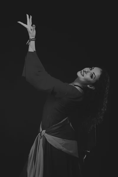 Siyah ve beyaz fotoğraf güzel bir dans eden kız — Stok fotoğraf
