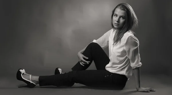 Krásný černobílý portrét mladé ženy — Stock fotografie