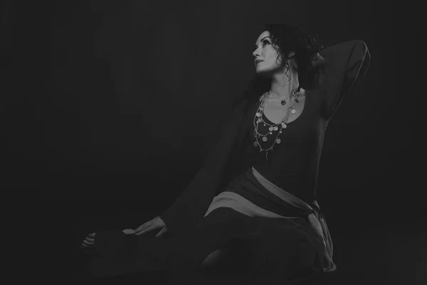 Fotografia em preto e branco de uma linda garota dançante — Fotografia de Stock