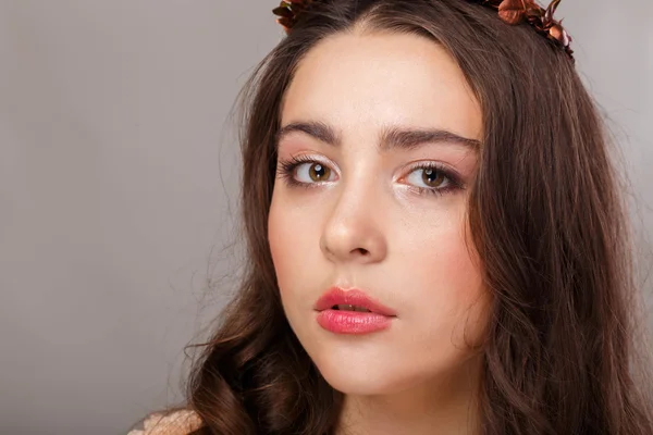 Schöne junge Frau aus nächster Nähe. schönes professionelles Make-up. — Stockfoto