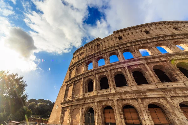 ROMA - 10 de enero: Coliseo exterior el 10 de enero de 2016 en Roma, Italia . — Foto de Stock