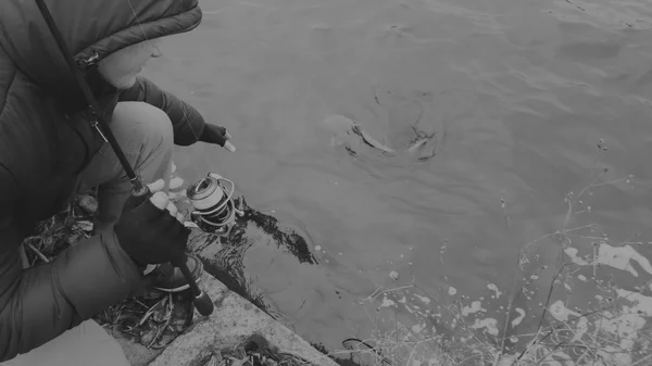 Homem com fiação no lago. Pesca — Fotografia de Stock