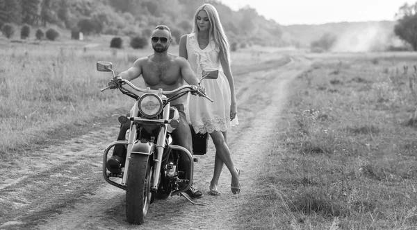 フィールドではバイクの愛の若いカップル — ストック写真