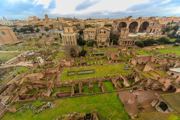 Rome - 13 januari: Uitzicht op het Forum Romanum van een hoogte op 13 januari 2016 in Rome, Italië. — Stockfoto