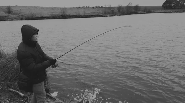 Homem com fiação no lago. Pesca — Fotografia de Stock