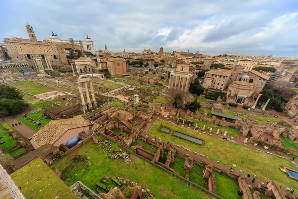 Rome - 13 januari: Uitzicht op het Forum Romanum van een hoogte op 13 januari 2016 in Rome, Italië. — Stockfoto