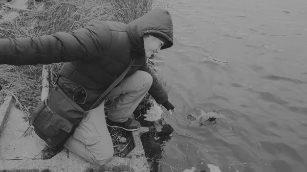 Homem com fiação no lago. Pesca — Fotografia de Stock