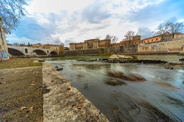 Rom - 12 januari: Fin utsikt över floden Tibern den 12 januari, 2016 i Rom, Italien. — Stockfoto