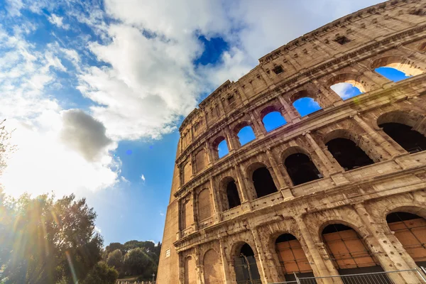 ROMA - 10 de janeiro: Coliseu exterior em 10 de janeiro de 2016 em Roma, Itália . — Fotografia de Stock