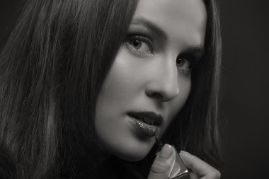 Güzel bir kızın siyah beyaz fotoğrafı.