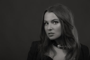 Güzel bir kızın siyah beyaz fotoğrafı.