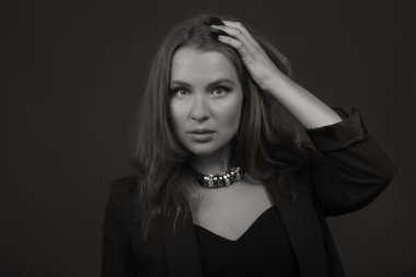 Güzel bir kızın siyah beyaz fotoğrafı.