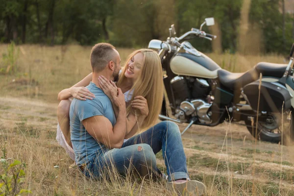 Jovem casal em um campo — Fotografia de Stock