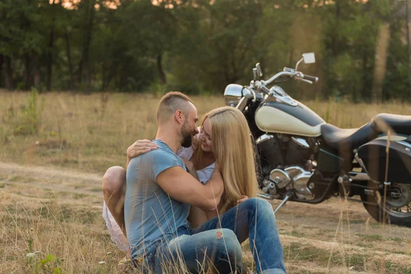 Jovem casal em um campo — Fotografia de Stock