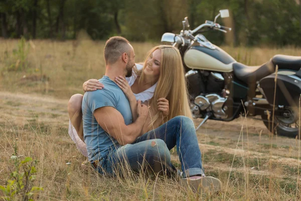 Jovem casal em um campo — Fotografia de Stock