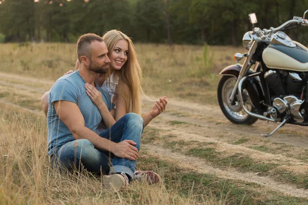 Jeune couple dans un domaine — Photo