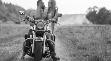 Bir motosiklet bir alanda aşık genç bir çift